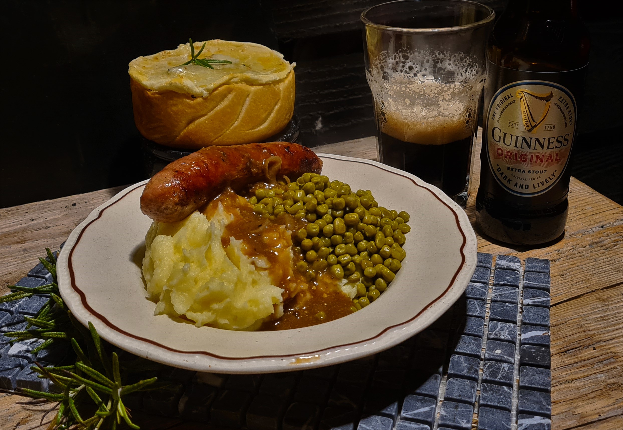 Steak & Ale Pie met Bangers & Mash Guinness uien jus.