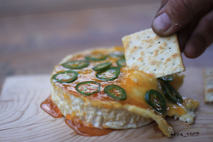 Camembert met jalapeño en abrikozenjam