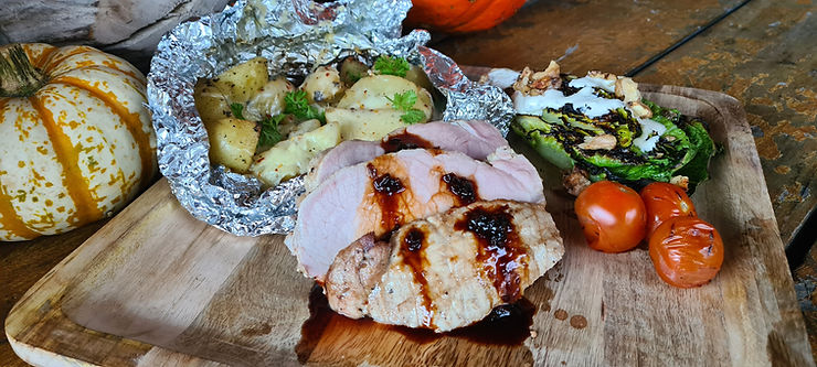 Varkenslende en Gegrilde sla met honing en walnoten