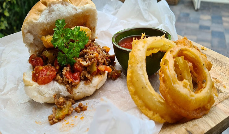 Sloppy Joe met gefrituurde onion rings